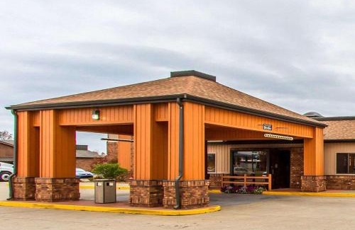 Marion Hotel | Relax at Quality Inn & Suites: Oceanfront Pet-Friendly Stay