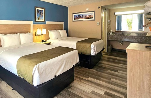 New Port Richey Hotel | Inviting Quality Inn & Suites Conference Center with Pool