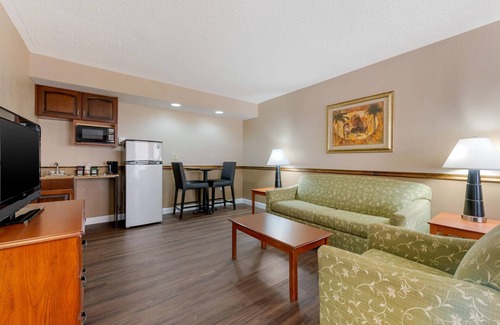 New Port Richey Hotel | Inviting Quality Inn & Suites Conference Center with Pool