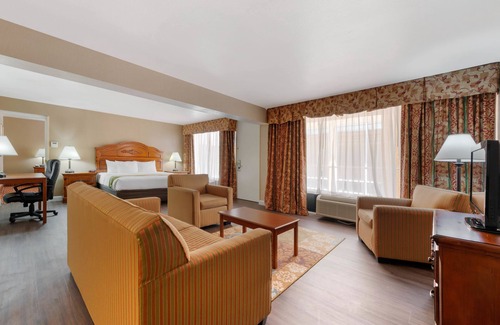 New Port Richey Hotel | Inviting Quality Inn & Suites Conference Center with Pool