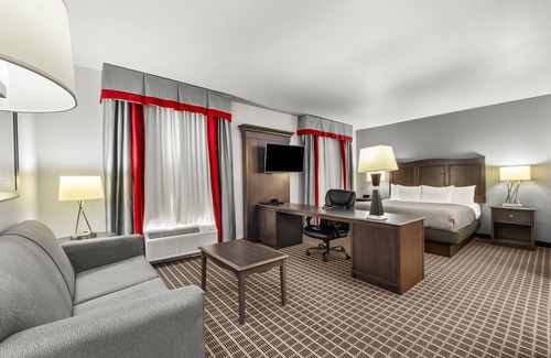 Pearsall Hotel | Discover Studio 6 Suites in Pearsall, TX with Pool Access