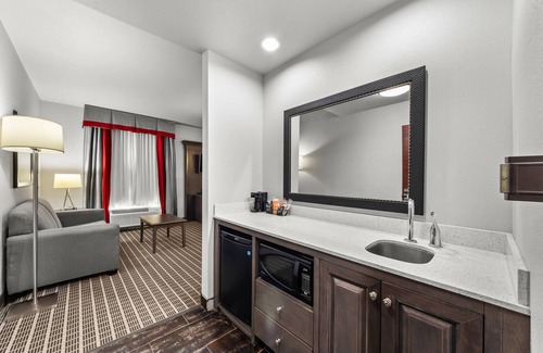 Pearsall Hotel | Discover Studio 6 Suites in Pearsall, TX with Pool Access