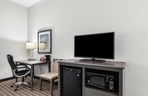 Pearsall Hotel | Discover Studio 6 Suites in Pearsall, TX with Pool Access