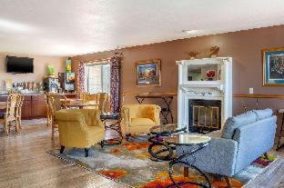 Prairie Du Chien Hotel | Relax at Quality Inn & Suites with Oceanfront Amenities