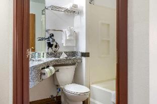 Prairie Du Chien Hotel | Relax at Quality Inn & Suites with Oceanfront Amenities