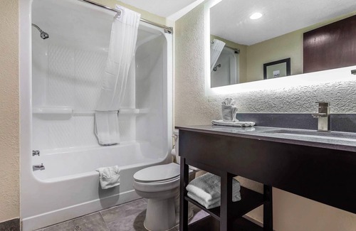 South Salisbury Hotel | Budget-Friendly Quality Inn & Suites with Pool and Breakfast