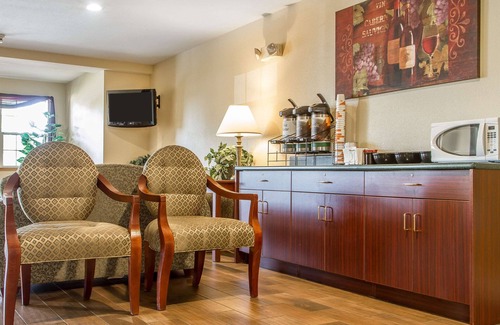 Santa Rosa Hotel | Budget-Friendly Quality Inn & Suites with Family Amenities