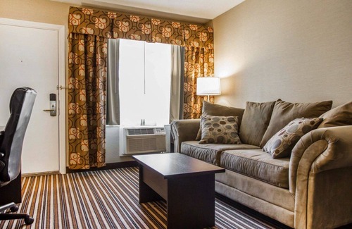 South Portland Hotel | Comfortable Quality Inn & Suites with Spa & Breakfast Options