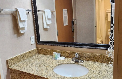 Twin Falls Hotel | Comfortable Quality Inn & Suites with Pool and Spa Access