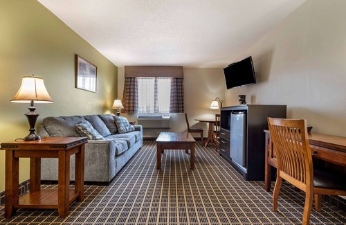 Warren Hotel | Inviting Quality Inn & Suites: Family-Friendly with Breakfast