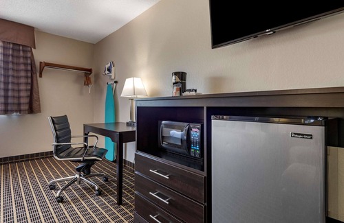 Warren Hotel | Inviting Quality Inn & Suites: Family-Friendly with Breakfast