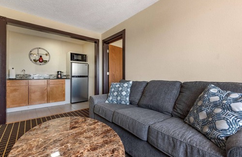 Warren Hotel | Inviting Quality Inn & Suites: Family-Friendly with Breakfast