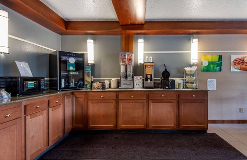 Warren Hotel | Inviting Quality Inn & Suites: Family-Friendly with Breakfast