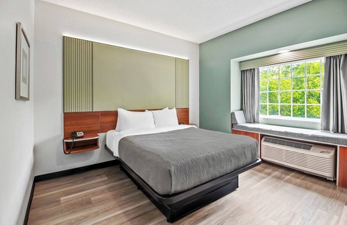 Meadowlands Hotel | Comfortable Quality Inn & Suites with Family-Friendly Amenities