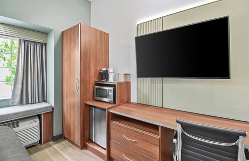 Meadowlands Hotel | Comfortable Quality Inn & Suites with Family-Friendly Amenities