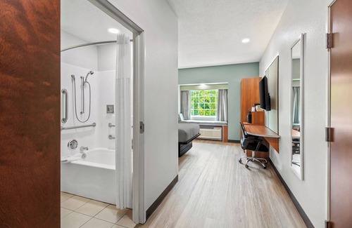 Meadowlands Hotel | Comfortable Quality Inn & Suites with Family-Friendly Amenities