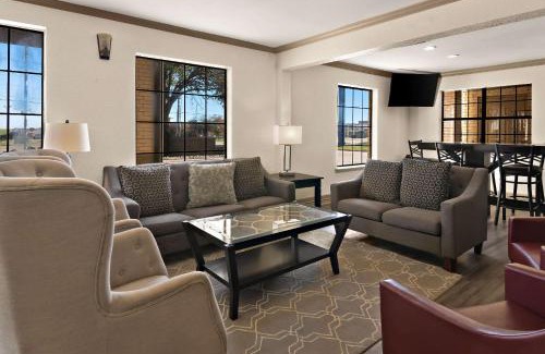 Weatherford Hotel | Pet-Friendly Quality Inn & Suites with Oceanfront Views