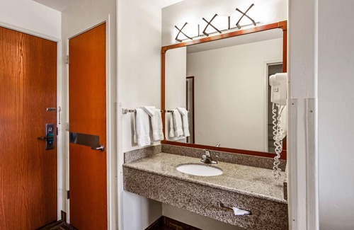 Eagle Hotel | Discover Quality Inn & Suites Vail Valley with Spa & Pool
