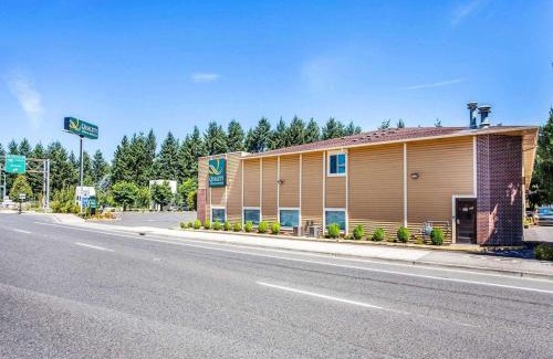 Pleasant Valley Hotel | Pet-Friendly Quality Inn & Suites with Pool in Vancouver