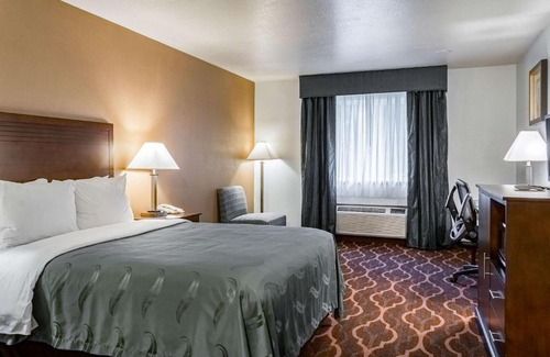 Pleasant Valley Hotel | Pet-Friendly Quality Inn & Suites with Pool in Vancouver