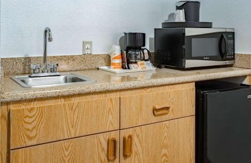 Pleasant Valley Hotel | Pet-Friendly Quality Inn & Suites with Pool in Vancouver