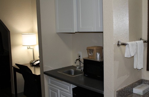 Wichita Falls Hotel | Comfortable Quality Inn & Suites with Pool and Kitchen