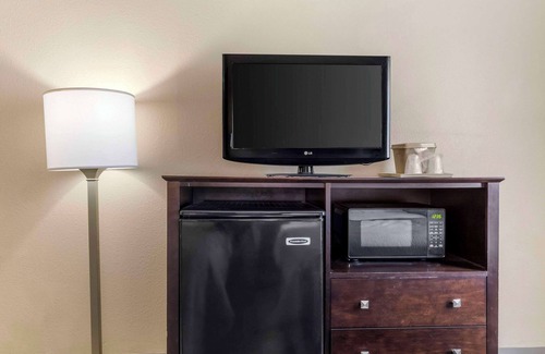 Wichita Falls Hotel | Comfortable Quality Inn & Suites with Pool and Kitchen