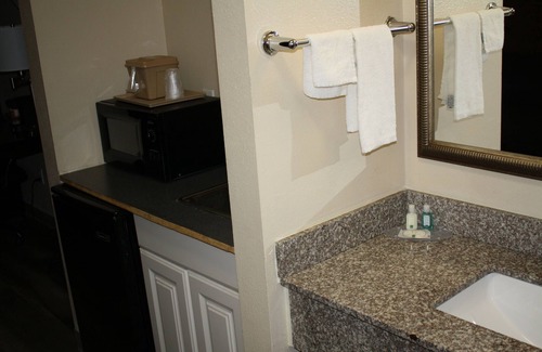 Wichita Falls Hotel | Comfortable Quality Inn & Suites with Pool and Kitchen