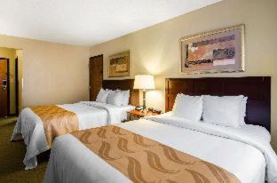 Summersville Hotel | Pet-Friendly Quality Inn with Pool and Family Amenities