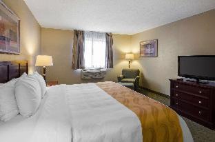 Summersville Hotel | Pet-Friendly Quality Inn with Pool and Family Amenities