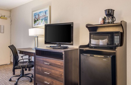 Suwanee Hotel | Comfortable Stay at Quality Inn Suwanee I-85 with Pool & More