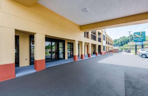 Roanoke Hotel | Welcoming Quality Inn Tanglewood: Pet Friendly & Eco Options