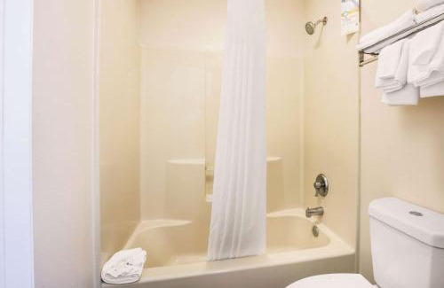 Trussville Hotel | Stay at Quality Inn Trussville – Pet Friendly & Pool Access