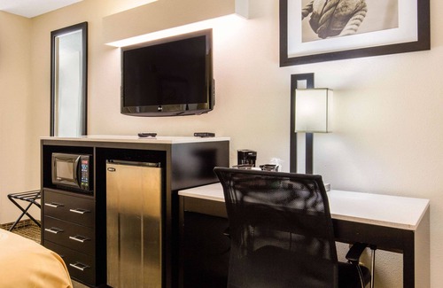 Trussville Hotel | Inviting Quality Inn Trussville with Pool & Family Amenities