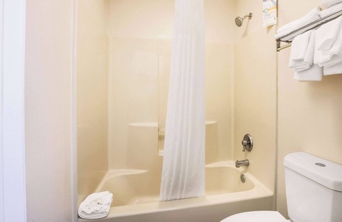 Trussville Hotel | Inviting Quality Inn Trussville with Pool & Family Amenities