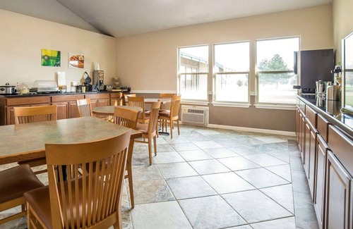 Umatilla Hotel | Discover Quality Inn Umatilla - Hermiston with Pool & Spa