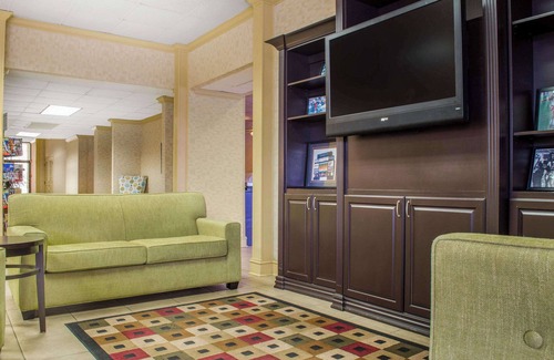 Troy Hotel | Convenient Quality Inn Near University with Pool & Dining