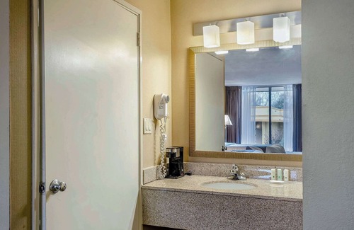 Troy Hotel | Convenient Quality Inn Near University with Pool & Dining