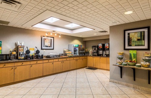 Lansing Hotel | Discover Quality Inn University: Family-Friendly Retreat