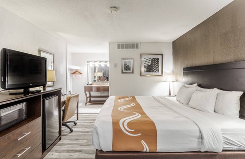 Lansing Hotel | Discover Quality Inn University: Family-Friendly Retreat