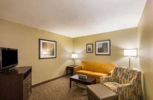 Lansing Hotel | Discover Quality Inn University: Family-Friendly Retreat