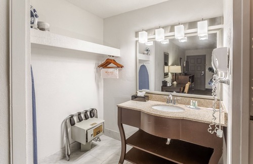 Lansing Hotel | Discover Quality Inn University: Family-Friendly Retreat