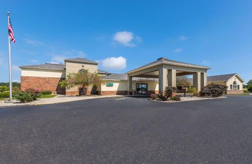 Upper Sandusky Hotel | Inviting Quality Inn with Pool and Family Amenities