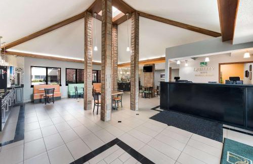 Upper Sandusky Hotel | Inviting Quality Inn with Pool and Family Amenities