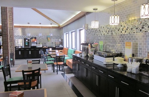 Upper Sandusky Hotel | Comfortable Stay at Quality Inn with Pool and Restaurant