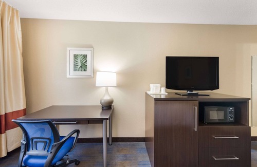 Upper Sandusky Hotel | Comfortable Stay at Quality Inn with Pool and Restaurant