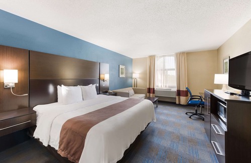 Upper Sandusky Hotel | Comfortable Stay at Quality Inn with Pool and Restaurant