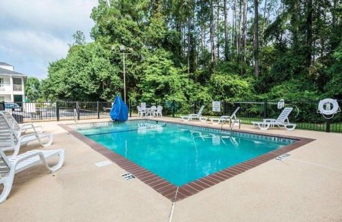 Bainbridge Hotel | Comfortable Quality Inn: Pet-Friendly with a Pool