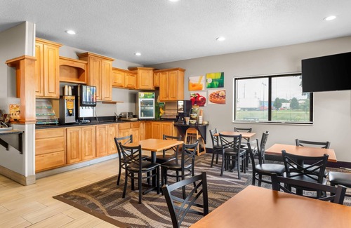 Beloit Hotel | Budget-Friendly Quality Inn with Family Amenities & Pool