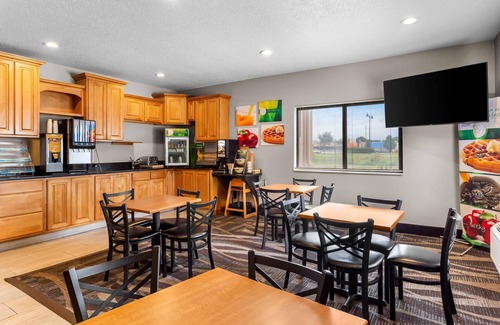 Beloit Hotel | Budget-Friendly Quality Inn with Family Amenities & Pool